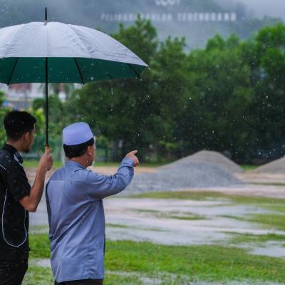 Kerja-kerja tambung tanah parkir Pasar Tani Padang Hiliran