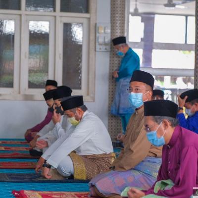 Sultan Mizan Zainal Abidin menunaikan solat Jumaat di Masjid Kampung Undang